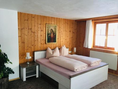 的住宿－Holiday apartment Rüf Stefanie，一间卧室配有一张壁画床