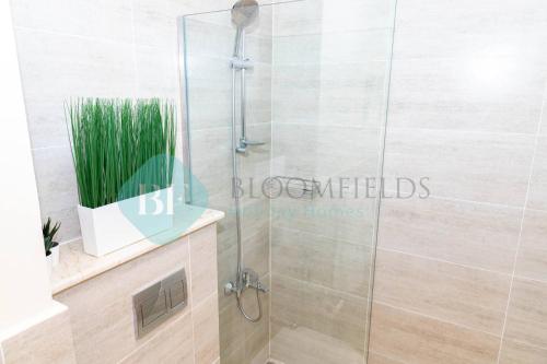 eine Dusche mit Glastür im Bad in der Unterkunft Classic Studio In Oasis in Abu Dhabi