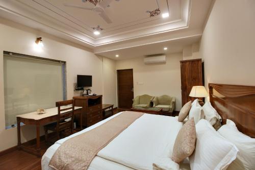 Postel nebo postele na pokoji v ubytování Kumbhalgarh Fort Resort