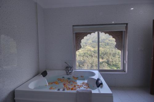 Postel nebo postele na pokoji v ubytování Kumbhalgarh Fort Resort