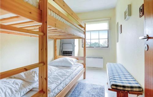 Bunk bed o mga bunk bed sa kuwarto sa Lovely Home In Augustenborg With Wifi