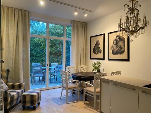 uma cozinha e sala de jantar com mesa e cadeiras em Haus Mathilda em Papstdorf