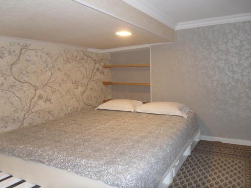 um quarto com uma cama com duas almofadas em Freedom Square em Tbilisi