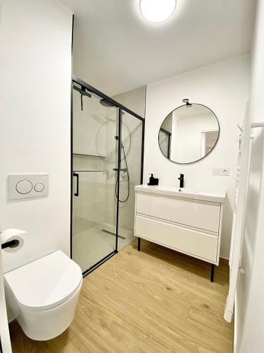 une salle de bain avec toilettes, lavabo et miroir dans l'établissement Appartement Cannes 2 chambres - 14J, à Cannes