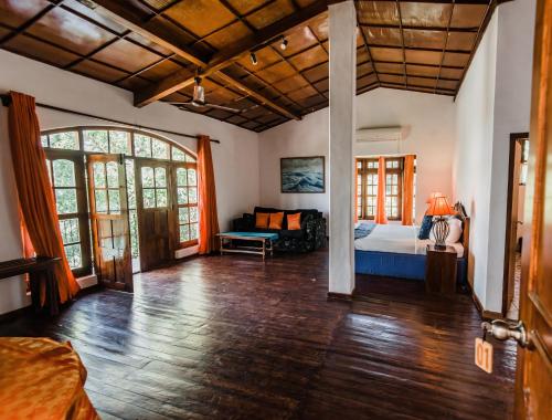 una camera con letto e divano di Shenandoah Kandy a Kandy