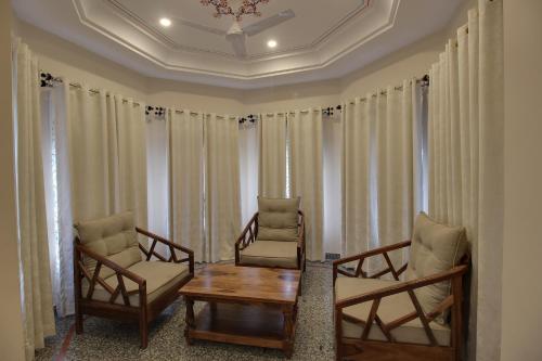 Posezení v ubytování Kumbhalgarh Fort Resort