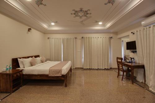 Postel nebo postele na pokoji v ubytování Kumbhalgarh Fort Resort