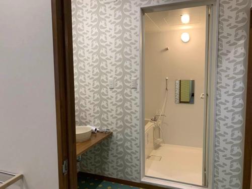 AO Dazaifu / Vacation STAY 61736 في Chikushino: حمام مع دش مع مرآة ومرحاض