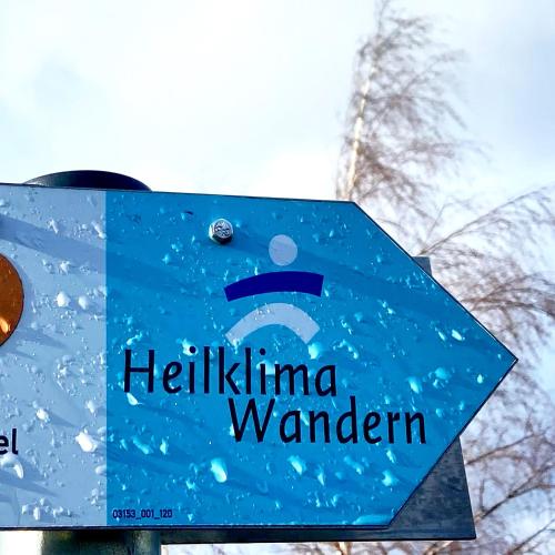 a blue sign with the words heliopolis walden at Harzpur Lodge - Pure Entspannung in purer Natur in Hahnenklee-Bockswiese