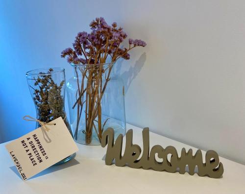 a vase with flowers and a sign that says mum at Harzpur Lodge - Pure Entspannung in purer Natur in Hahnenklee-Bockswiese