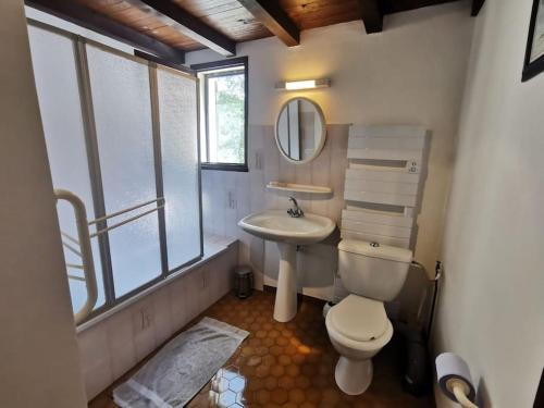 Ένα μπάνιο στο Villa avec piscine sur terrain clôt
