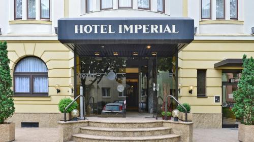 un hôtel impérial avec des escaliers en face d'un bâtiment dans l'établissement Hotel Imperial, à Cologne