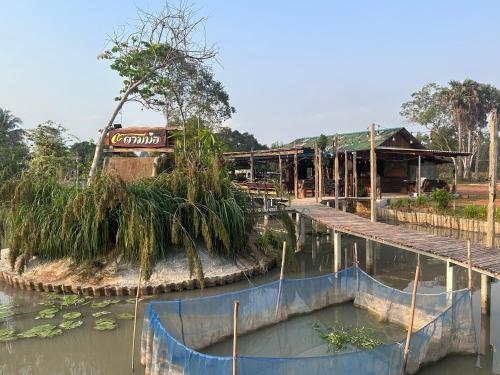 un bus assis dans l'eau à côté d'un quai dans l'établissement NADOHN Camper, à Ban Nam Lai Ta Tum