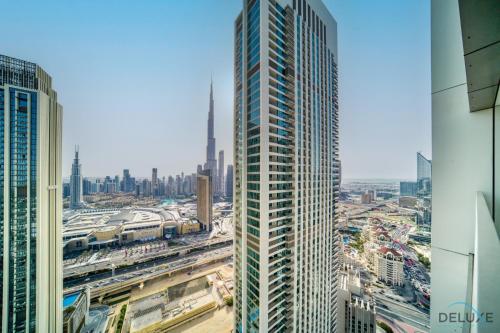 Blick auf die Skyline der Stadt von einem Wolkenkratzer in der Unterkunft Magnificent 3BR apartment with Assistant Rm at Downtown Views II T2 Downtown Dubai by Deluxe Holiday Homes in Dubai