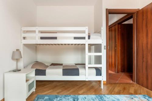 Tempat tidur susun dalam kamar di Appartamento 70mq con giardino e parcheggio