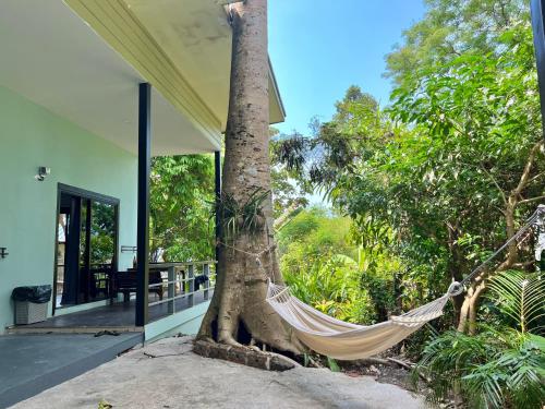 hamak wiszący na drzewie przed domem w obiekcie Sleep Inn - Lonely Beach w mieście Ko Chang