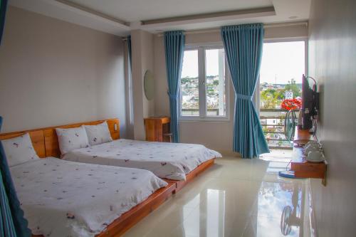 Postel nebo postele na pokoji v ubytování Ha Khoa Hotel Dalat