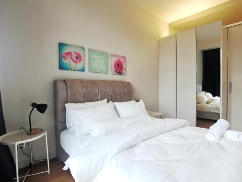 een slaapkamer met 2 witte bedden en een spiegel bij The Signature & Hotel Suites Mont Kiara Kuala Lumpur in Kuala Lumpur