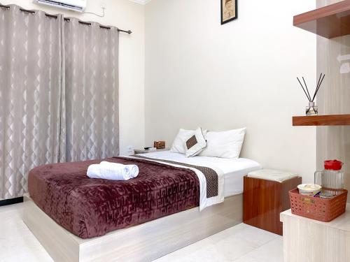 Tempat tidur dalam kamar di Soka Guesthouse Syariah