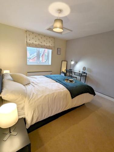 ein Schlafzimmer mit einem großen Bett und einem Fenster in der Unterkunft Cosy Chic Ipswich Flat in Bramford