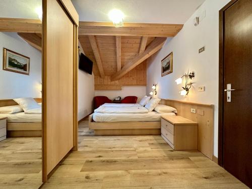 Una cama o camas en una habitación de B&B Cèsa Planber Mountain View SKI-IN SKI-OUT
