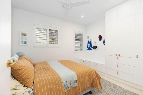 1 dormitorio blanco con 1 cama y vestidor en Olas Peregian, en Peregian Beach