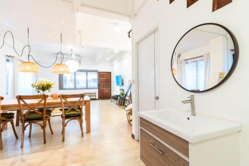 - une cuisine et une salle à manger avec une table et un miroir dans l'établissement Merry House Chiang Mai, à Chiang Mai