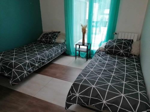 une chambre avec un lit, un canapé et une fenêtre dans l'établissement Maison à coté de Disneyland Paris, Stade de France, Jeux Olympiques, à Claye-Souilly