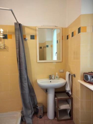 bagno con lavandino e doccia con specchio di Studio 44 a Biella