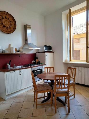 una cucina con tavolo, sedie e lavandino di Studio 44 a Biella