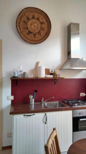 una cocina con fregadero y encimera en Studio 44, en Biella