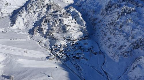 Luftblick auf einen schneebedeckten Berg in der Unterkunft Arlberg Stuben - das kleine, feine Hotel in Stuben am Arlberg