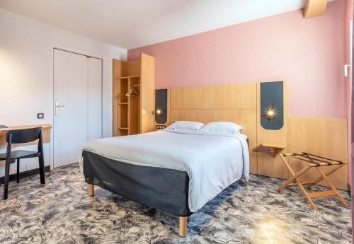 マルセイユにあるB&B HOTEL Marseille La Valentine Porte d'Aubagneのベッドルーム(大型ベッド1台、デスク付)