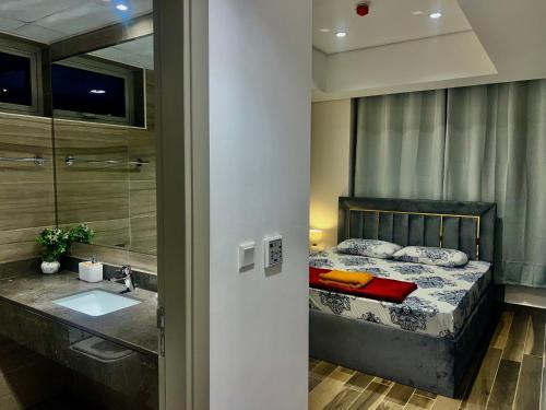 Tempat tidur dalam kamar di Luxurious 2 bedroom Apartment in Trade Center
