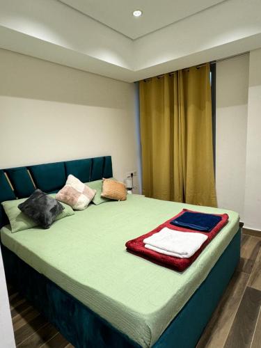 um quarto com uma cama com uma cabeceira azul em Luxurious 2 bedroom Apartment in Trade Center no Dubai