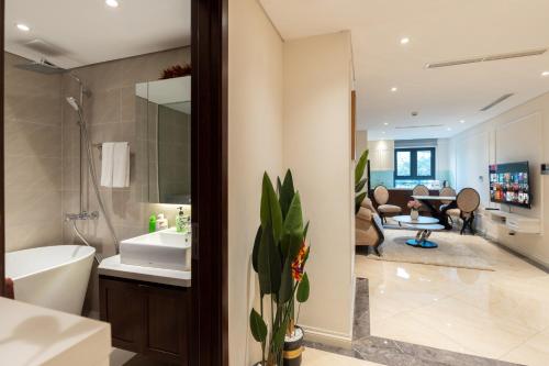 een badkamer met een bad, een wastafel en een toilet bij Muse Hanoi T-Place Apartment - Hoan Kiem Center in Hanoi