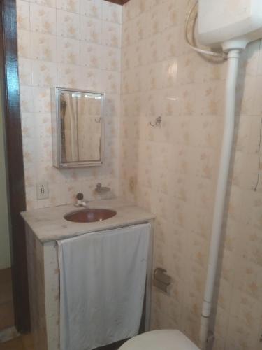 y baño con lavabo y aseo. en Casa da Flávia, en Búzios