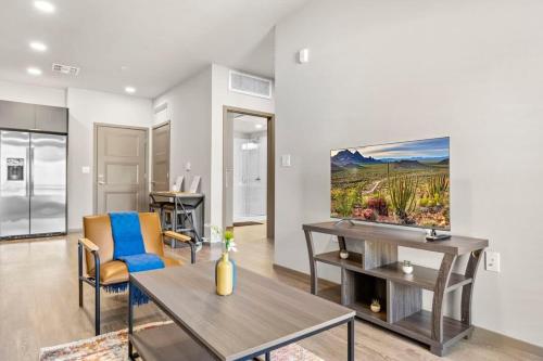 Η κουζίνα ή μικρή κουζίνα στο Stunning Westgate CozySuites by stadium with pool 4