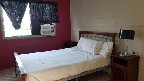 Een bed of bedden in een kamer bij Asylum Cairns Share House