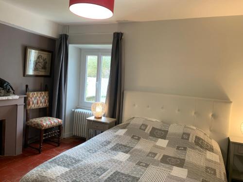 a bedroom with a bed and a window at Les Amis de Beauval in Seigy