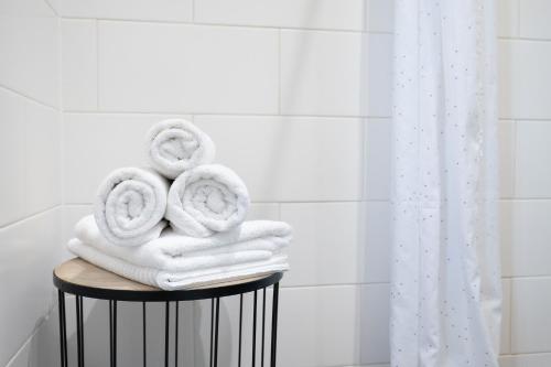 a pile of towels on a table in a bathroom at U Zlaté hvězdy Kalich in Litoměřice