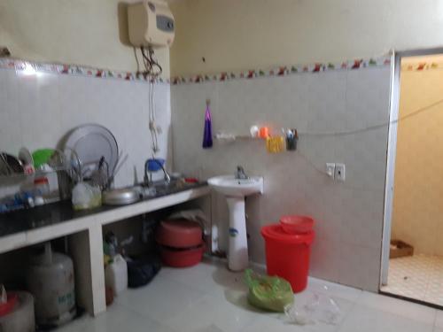 a small kitchen with a sink and a sink at Mr. Khởi in Kim Côn
