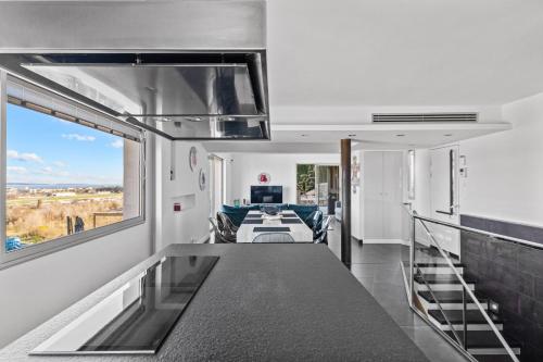 - une vue sur le salon depuis l'intérieur de la maison dans l'établissement Superbe Villa vue Mer Époustouflante proche Cannes, à Mandelieu-la-Napoule