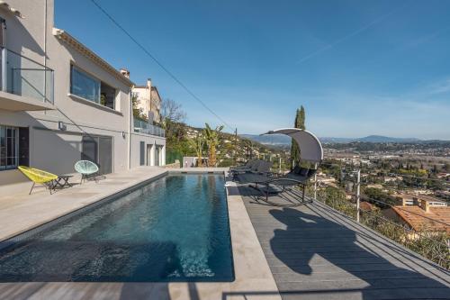 une villa avec piscine et une maison dans l'établissement Superbe Villa vue Mer Époustouflante proche Cannes, à Mandelieu-la-Napoule