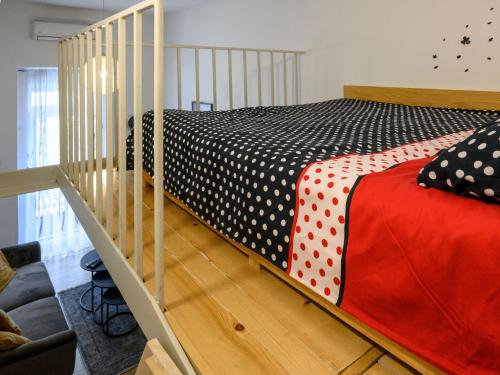 Apartman Karolina في زغرب: غرفة نوم مع سرير بطابقين ودرج