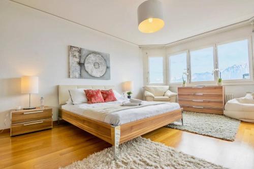 Un pat sau paturi într-o cameră la Alpine Stunning Apartment in Montreux by GuestLee