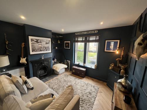 A seating area at Remarkable 3-Bed House in the centre of Guildford