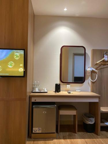 Televisyen dan/atau pusat hiburan di Lovina Inn - Nagoya Batam
