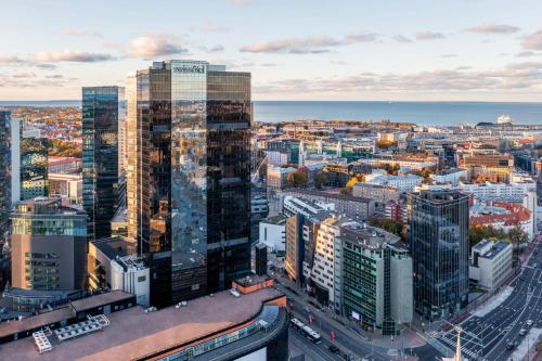 eine Luftansicht einer Stadt mit hohen Gebäuden in der Unterkunft Swissotel Tallinn in Tallinn