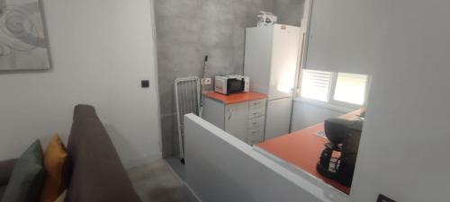 uma cozinha com um frigorífico branco e um micro-ondas em Travel and Holidays San Nicolas em San Sebastián de los Reyes